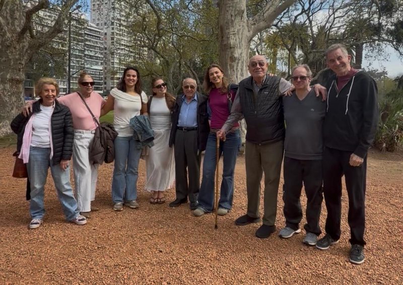 Integrantes de Generación Plateada en un parque, abrazados y sonriendo