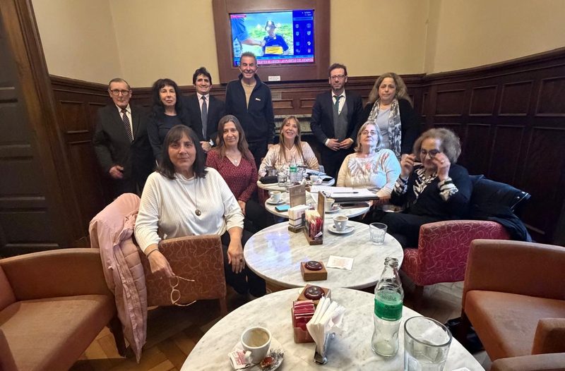 Una Mesa Plateada reunida alrededor de mesas de café